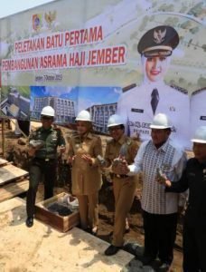 Bupati Jember dr Faida MMR saat melakukan peletakan batu pertama. Senin (7/10/19)