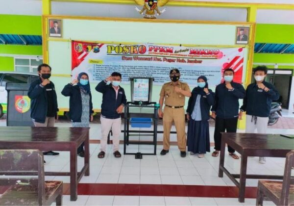 Mahasiswa KKN menyerahkan alat wastafel ke perangkat setempat
