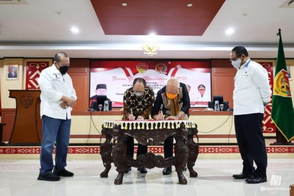 Ketua DPD RI saat menyaksikan MoU Kadin Jatim dan NTT bersama Wakil Gubernur NTT, beberapa waktu lalu di Kupang. DPD RI