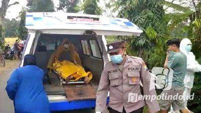 Polisi Kencong dan Petugas puskesmas kencong mengevakuasi temuan mayat di kraton Kencong