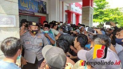Warga Geruduk RSD Kalisat