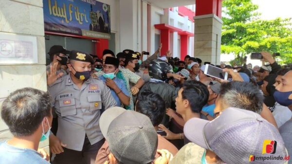 Warga Geruduk RSD Kalisat
