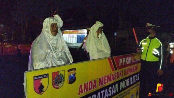 penampakan 2 pocong