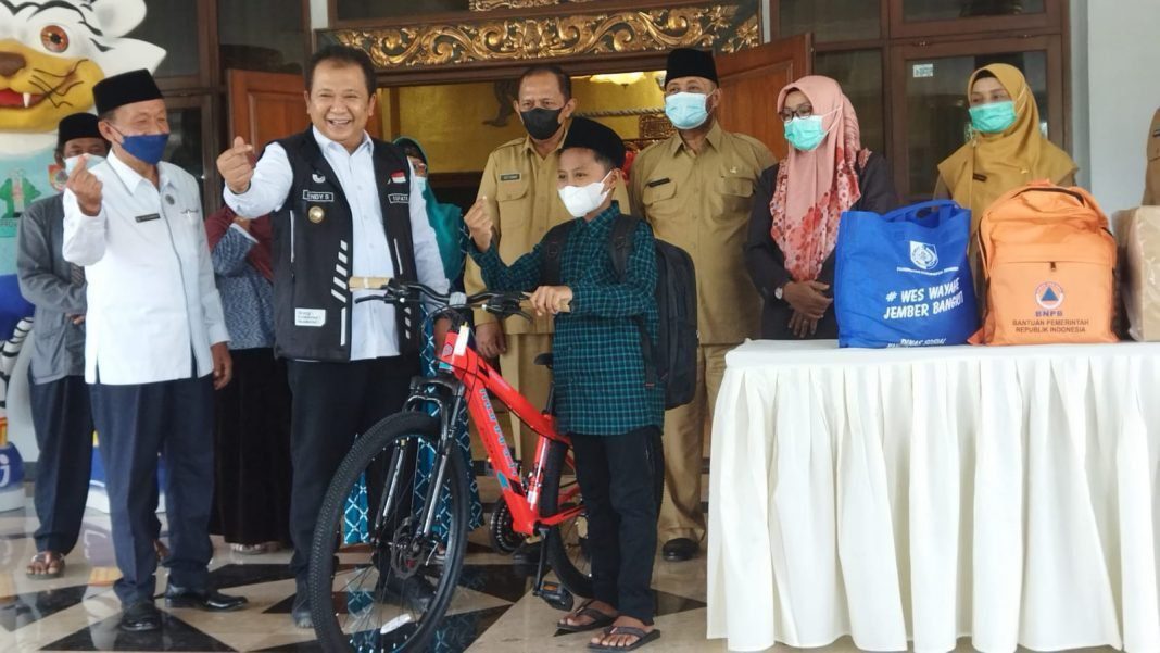 Rama Tampak Tersenyum