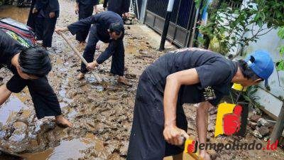 PSHT Ranting Kaliwates Bergerak Bantu Warga Bumi Mangli Permai Terdampak Banjir