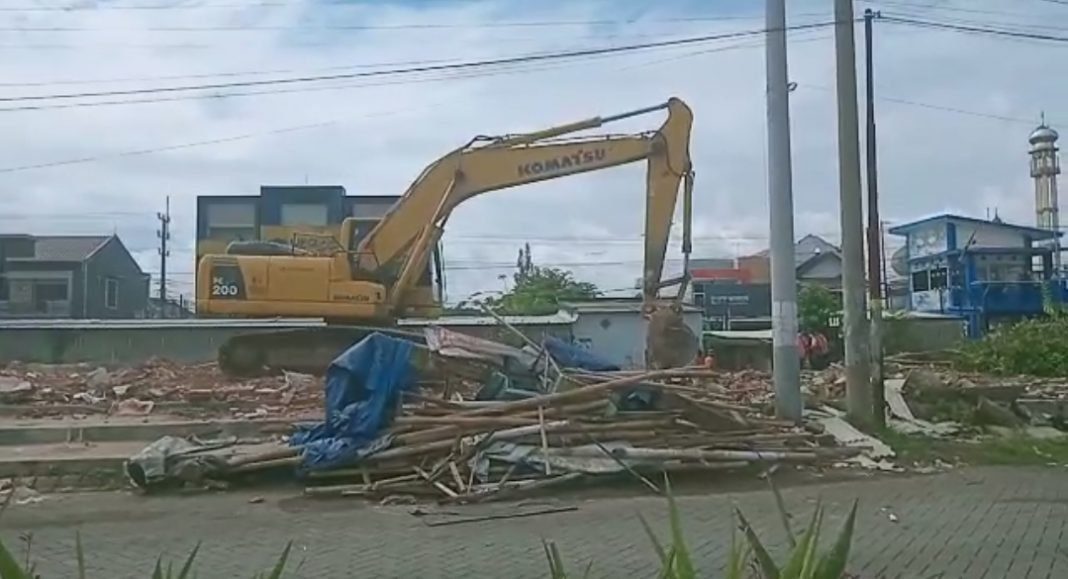 Lapak Pedagang Kaki Lima Depan Roxy dibongkar Pedagang Kaki Lima