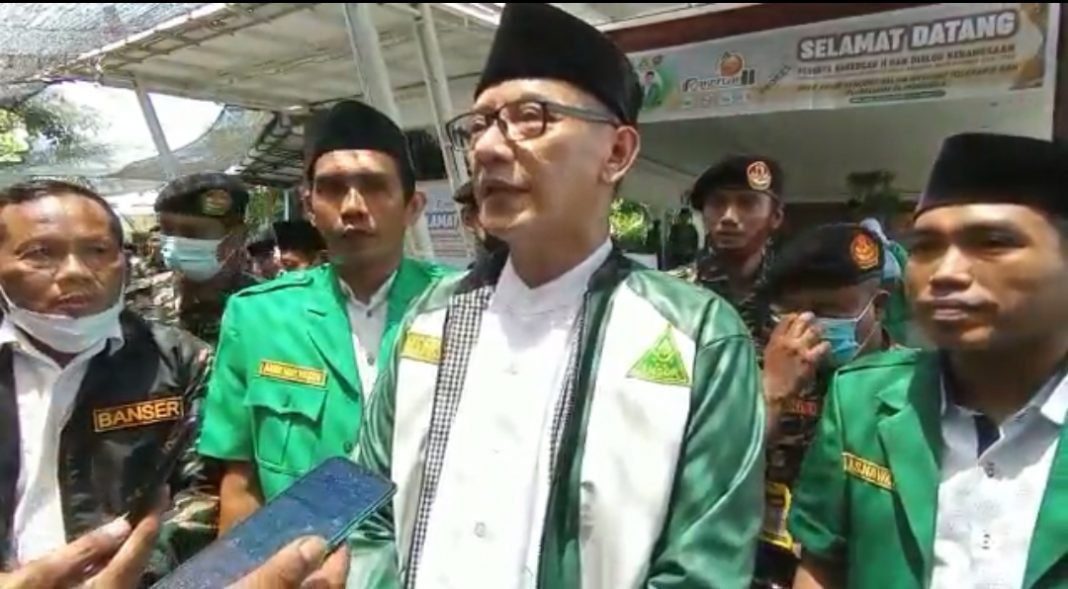 Pemuda Penendang Sesajen