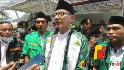 Pemuda Penendang Sesajen