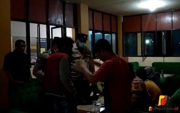 Perempuan Bersama Pasangan Selingkuhnya Perempuan Bersama Pasangan