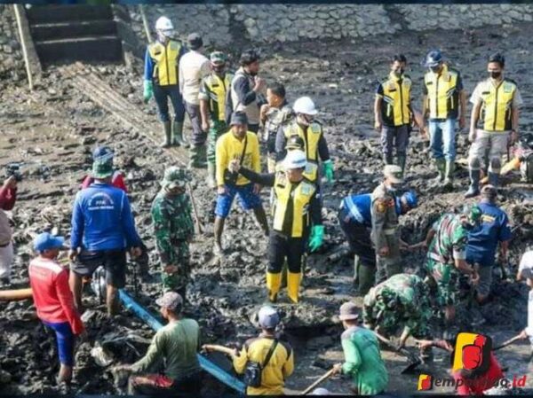 Bersihkan Sungai Bedadung