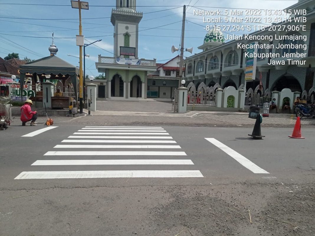 JEMPOLINDO.ID - Dishub Jember Lakukan Pengecatan Zebra Cross Didepan ...