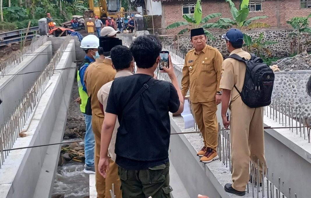 Jembatan Ambrol
