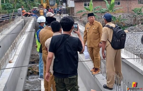 Jembatan Ambrol