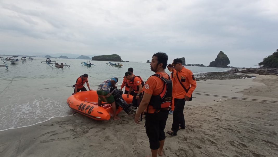 Pengunjung wisata pantai