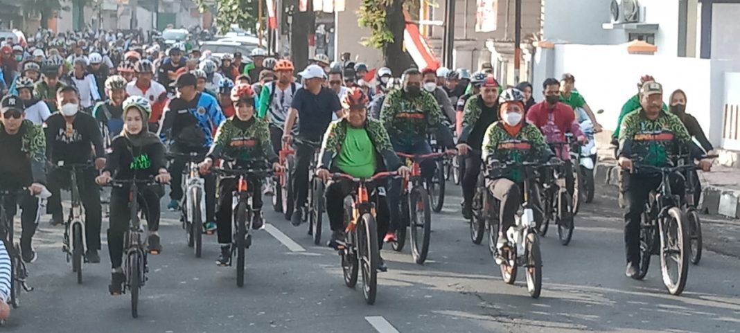 Usai Lepas Super Road Bike Lalu Mampir di Out Let Dekranasda. Khofifah: Akan Ada 15 Ribu Tamu Datang Ke Jember Super Road Bike