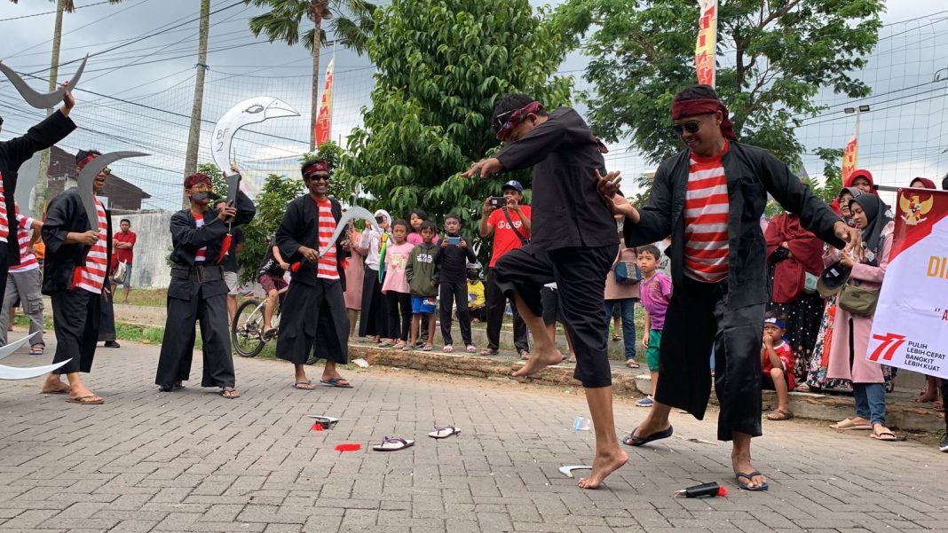 Nonton Atraksi Budaya Indonesia di Perum Bumi Tegal Besar Jember Asyik Juga Ya Bumil Tegal Besar