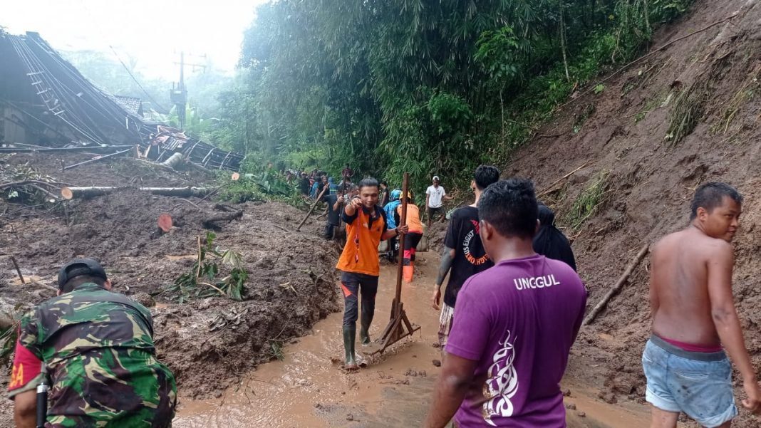 Bencana Tanah Longsor Jember Tiga Rumah Ringsek jempolindo, Bencana Tanah Longsor, Jember, Tiga Rumah