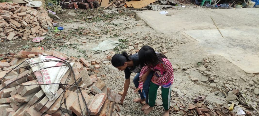 Diterjang Hujan Angin Rumah Milik Warga Jember Ambruk jempolindo, jember, rumah milik warga, diterjang hujan