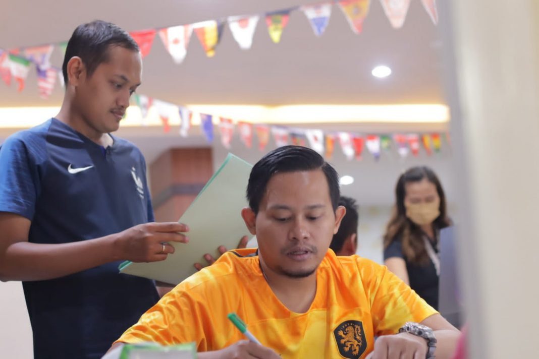 Demam Piala Dunia 2022, Karyawan Imigrasi Jember Gunakan Jersey Jempolindo, jember, kantor imigrasi, piala dunia 2022, jersey