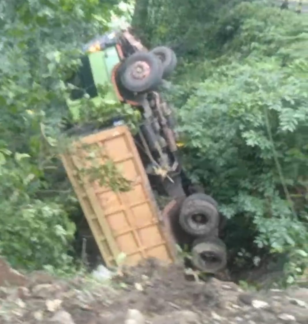 Jempolindo, Jember, Muatan Berat, Rem Blong, Dump Truck, Gumitir