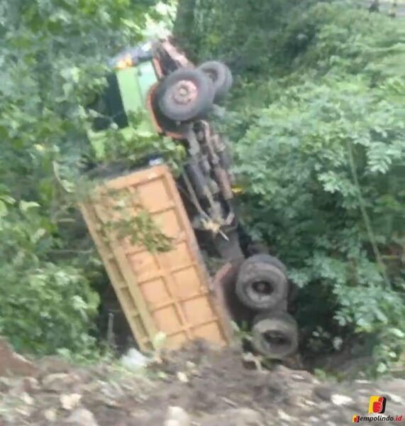 Jempolindo, Jember, Muatan Berat, Rem Blong, Dump Truck, Gumitir