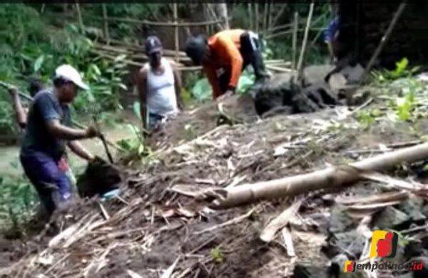 Banguan Tembok di Belakang Rumahnya dibongkar , Pria Asal Bali Protes Jempolindo, jember, rowotamtu