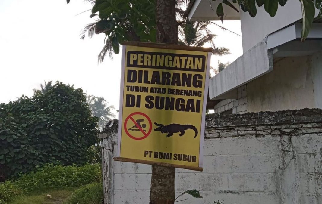 Papan Peringatan Buaya di Sungai Bondoyudo