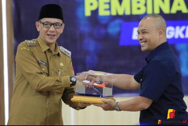 Wabup Jember KH MB Firjaun Barlaman saat menyerahkan cinderamata