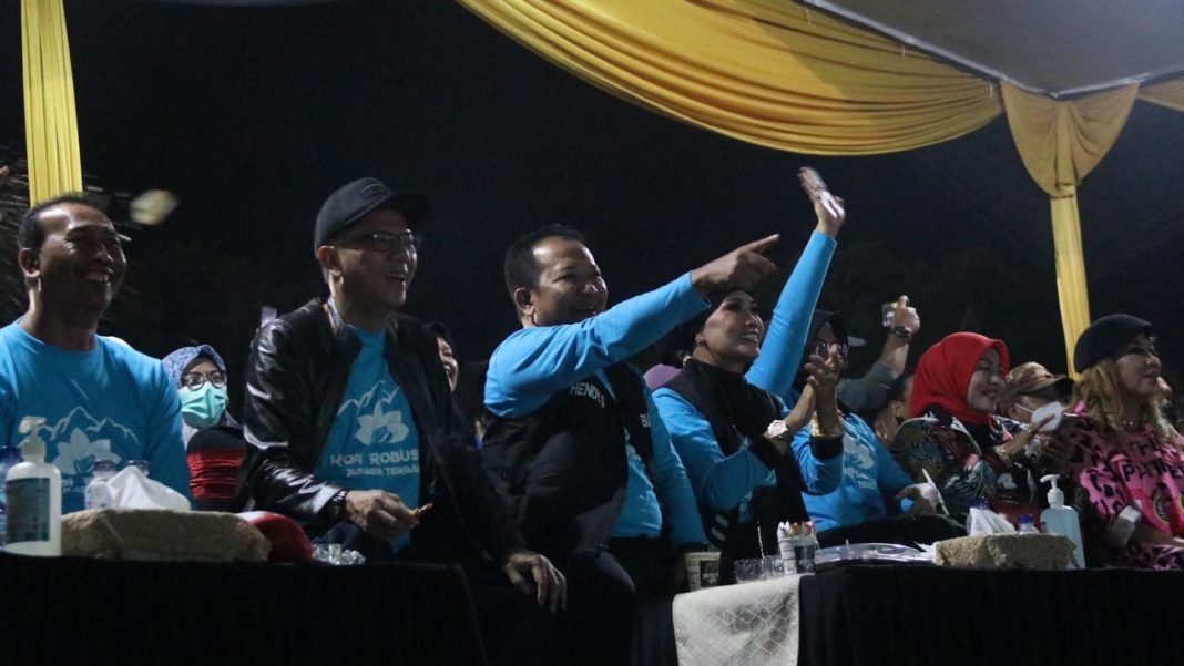 Bupati Jember Nonton Bola Bareng Masyarakat jempolindo, jember, bupati jember, piala dunia