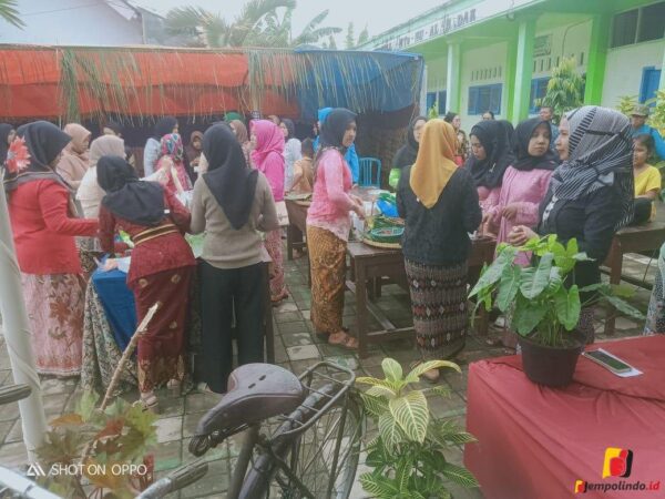 Unik, MTs AL Badar Peringati Hari Ibu Dengan Berpakaikan Serba Kebaya jempolindo, jember, Mts Albdar Loji, Hari ibu, Serba kebaya
