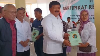 Menteri ATR/BPN Serahkan 390 Sertifikat Tanah Rakyat Jember