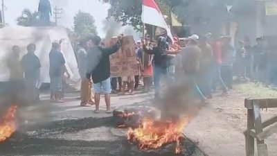 jempolindo, jember, gunung sadeng, blokade jalan, warga puger