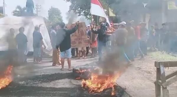 jempolindo, jember, gunung sadeng, blokade jalan, warga puger