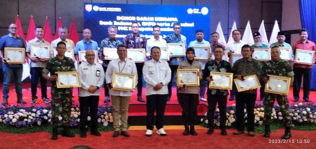 Bupati Jember Serahkan Penghargaan Buat Mitra PMI jempolindo, jember, Bupati Jember, Mitra PMI, penghargaan