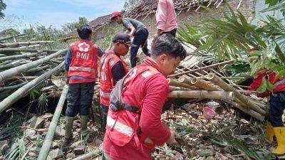 Relawan PMI Jember Bantu Korban Angin Puting Beliung 