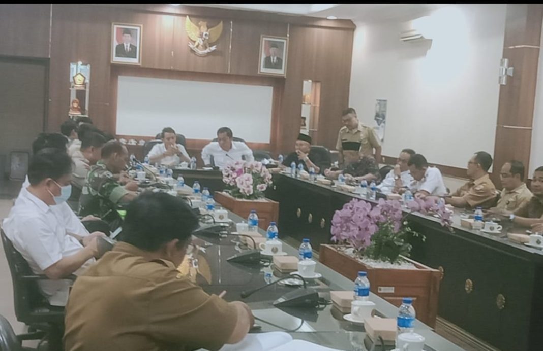 Fasilitasi Tuntutan Warga Puger, DPRD Jember Minta Gubernur Turun Tangan Jempolindo, jember, dprd jember, gubernur, tuntutan warga,puger