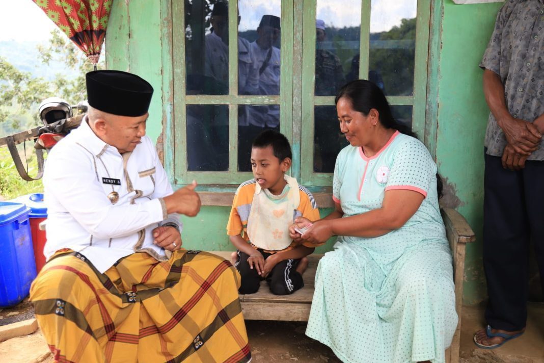 Bupati Jember Blusukan Kunjungi Penyandang Disabilitas di Silo Jempolindo, jember, bupati jember, penyandang disabilitas, silo