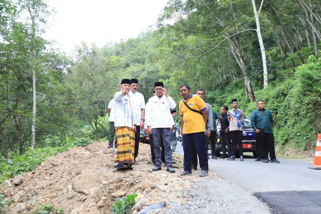 Saat Tinjau Desa Mulyorejo, Bupati Jember Minta Warga Waspada jempolindo, jember, bupati jember, desa mulyorejo, warga waspada