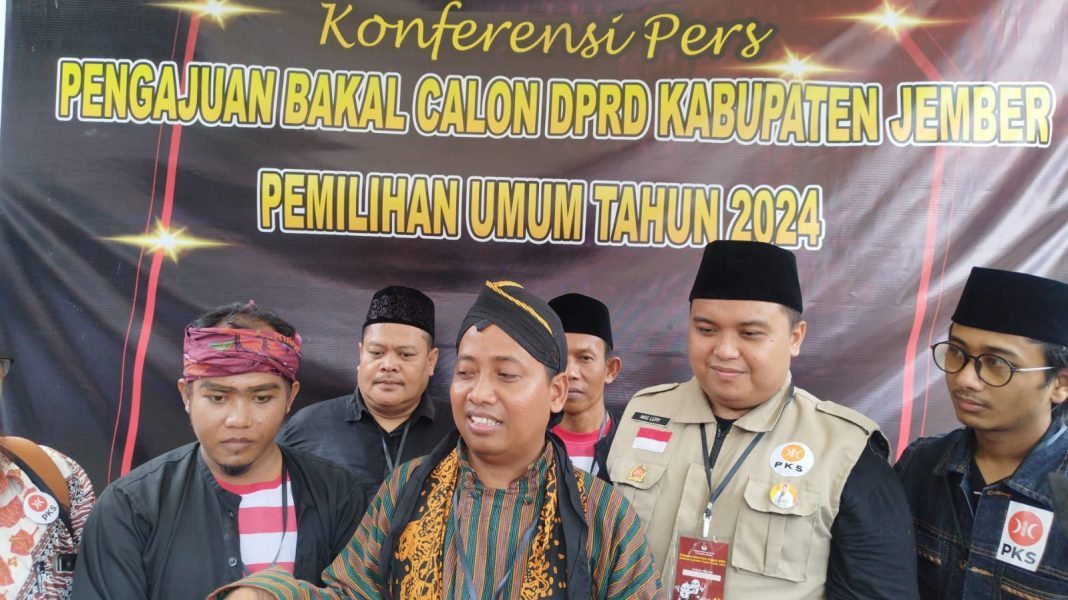 Daftarkan Caleg Ke KPU, PKS Jember Gunakan Baju Adat, Gandeng Milenial jempolindo,jember, pks, kpu, caleg, milenial