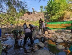 Jum’at Curhat Muspika Pakusari Turun Ke Sungai