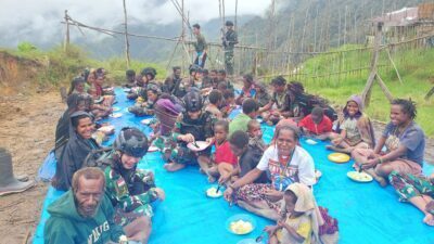 Prajurit TNI Julu Siri Makan Bersama Masyarakat 