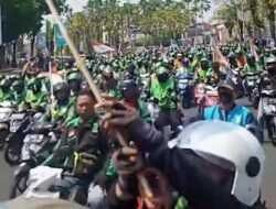 Ojek dan Taxi Online Jember Gelar Aksi Demo 12 Ojek dan Taxi Online Jember Gelar Aksi Demo