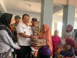 Targetkan Jember Bebas Stunting, Pemkab Jember Salurkan Bantuan 12 Kilogram Telur Ayam Per KK