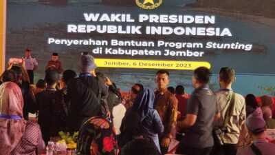 Wapres Serahkan Bantuan 10.000 Paket Sembako Tangani Stunting di Jember 