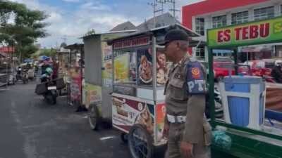 Persiapan Renovasi Alun Alun Jember Satpol PP Relokasi Ratusan PKL 