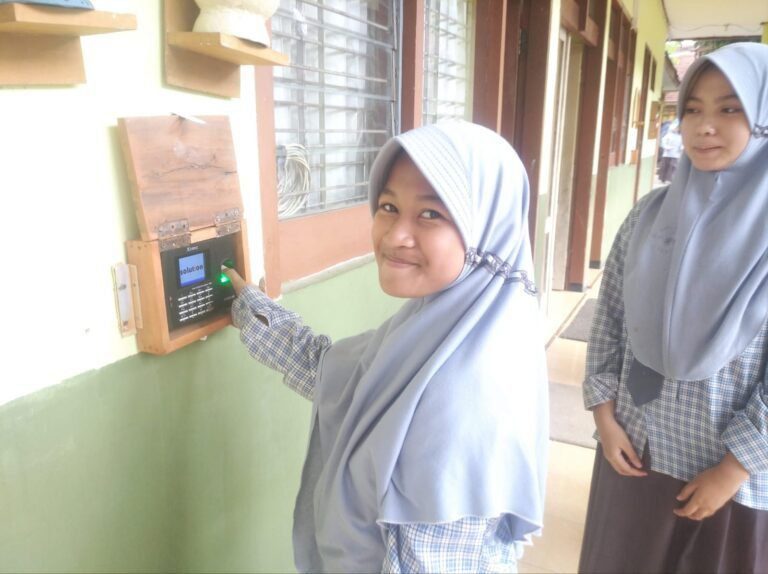 Tingkatkan Disiplin Siswa, SMP Negeri 1 Panti Gunakan Absen Digital Finger PIN