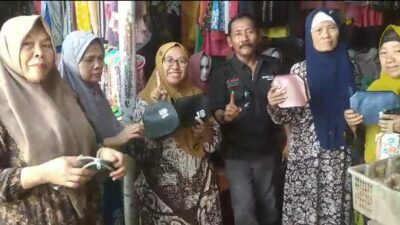 Relawan Hendy – Gus Firjaun  Bagi Bagi 1000 Souvenir di Pasar Rambipuji 