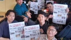 Mahasiswa Stikosa AWS Kunjungi Redaksi Media Petisi 