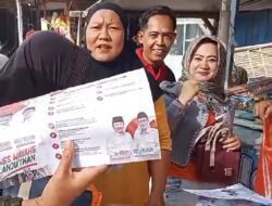 Bagi Bagi Souvenir di Pasar Bangsalsari Relawan Hendy – Gus Firjaun Dapat Dukungan Warga 