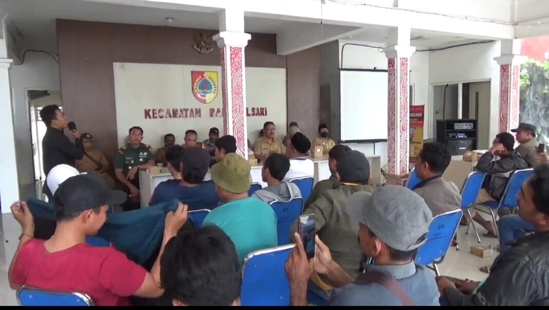 Warga Desa Curahkalong Pertanyakan Buku APBDes, Ultimatum 3×24 Jam Warga Desa Curahkalong